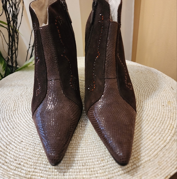 NWT.Luxury clodilde made in italy Leather ankle boots.Size 34. USA 6 - Picture 2 of 9